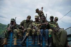 Des rebelles du M23 assis sur un camion, à Saké dans l’est de la RDC, le 30 novembre 2012. © AFP
