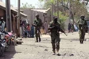 Des militaires nigérians patrouillent dans une rue de Baga, le 30 avril 2013. © AFP