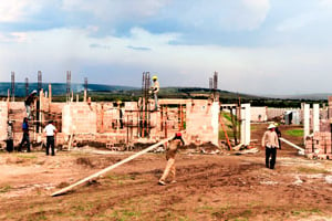 Seul signe de la renaissance des lieux, la construction d’un centre de formation agricole (à g.). © Baudouin Mouanda/JA