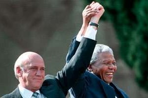 Frederick de Klerk et Nelson Mandela, en 1994. © DR