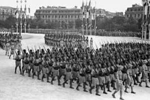 Les troupes coloniales françaises défilent sur les Champs-Élysées, à Paris, le 14 juillet 1939. © AFP/ARchives