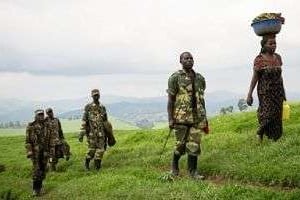 Des rebelles congolais du M23 marchent sur les collines autour de Mushaki, novembre 2012. © AFP