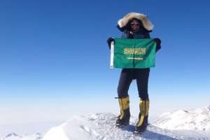 Raha Mouharraq le 18 mai 2013 sur le Mont Everest avec le drapeau de son pays, l’Arabie saoudite. © AFP