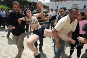 Les forces de sécurité interpellent l’une des militantes Femen à Tunis, le 29 mai 2013. © AFP