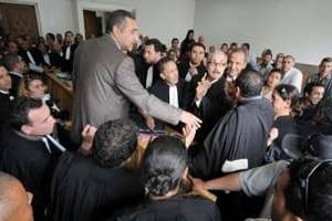 Les avocats d’Amina Sboui au procès de la militante des Femen, le 30 mai 2013 à Kairouan. © Salah Habibi/AFP