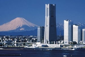 Les gratte-ciels de Yokohama. Le Japon tentera de renforcer ses relations économiques avec une région qui a connu une croissance de 6,6 % en 2012. DR