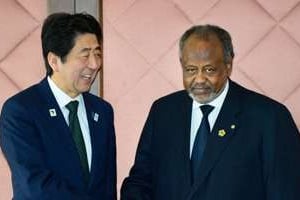 Le Premier ministre japonais Shinzo Abe (G) et le président de Djibouti, Ismail Omar Guelleh. © AFP