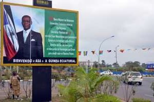 Une affiche de campagne montre le président Teodoro Obiang, près de Malobo. © AFP
