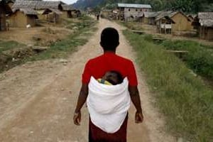 Une femme avec son bébé, à Luvungi en RDC. © AFP