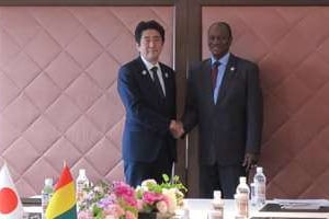 Le Premier ministre japonais Shinzo Abe et le président guinéen Alpha Condé, le 1er juin. © Haby Niakaté/JA