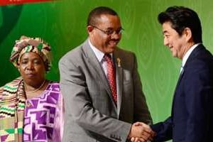 Nkosazana Dlamini-Zuma, Hailemariam Desalegn et Shinzo Abe, le 3 juin 2013 à Tokyo. © AFP
