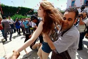 Une des trois Femen arrêtées le 29 mai, à Tunis. © AFP