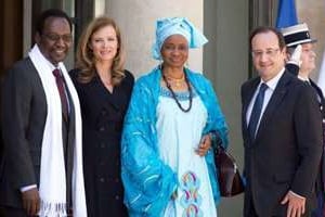 François Hollande (d) et Valérie Trierweiler reçoivent Dioncounda Traoré et son épouse. © AFP