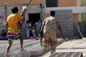 Le 8 juin 2013, à Benghazi, lors d’affrontements entre une milice et des manifestants. © Abdullah Doma/AFP