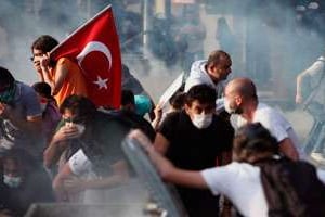 Affrontements entre jeunes manifestants et forces de sécurités, à Ankara, le 2 juin. © BUHRAN OZBILIC/AP/SIPA