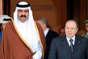 L’émir du Qatar Hamad Ibn Khalifa Al Thani avec l’Algérien Abdelaziz Bouteflika. © Farouk Batiche/AFP
