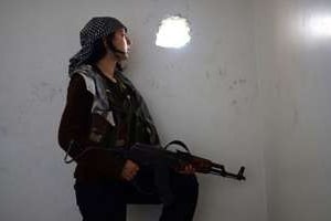 Une combattante kurde à Alep, en avril 2013. © AFP