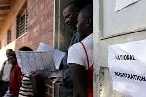 Inspection des inscriptions sur les listes electorale en prévision des élections au Zimbabwe. © AFP