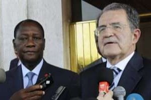 Romano Prodi et Alassane Ouattara, le 18 décembre 2012 à Abidjan. © AFP