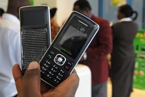 Au Kenya, près de 20 % du chiffre d’affaires 2012 de Safaricom provenaient de sa plateforme de services financiers, connue sous le nom de M-Pesa. © AFP