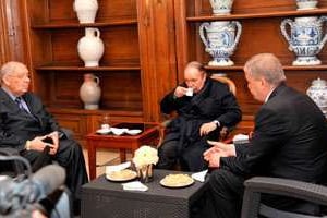 Abdelaziz Bouteflika avec Abdelmalek Sellal et Ahmed Gaïd Salah, le 11 juin à Paris. © APS