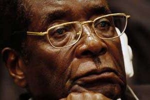 Le président zimbabwéen Robert Mugabe accepte de retarder les élections. © AFP