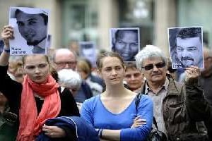 Des proches de l’otage Pierre Legrand manifestent le 1er juin 2013 à Nantes. © AFP