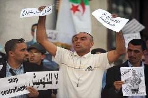 Des contractuels travaillant pour la fonction publique manifestent, le 29 avril 2012 à Alger. © AFP