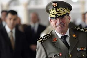 Le général Rachid Ammar prend sa retraite et fait face aux critiques. © AFP