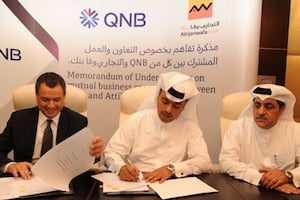 Boubker Jai et Abdulla Mubarak Al-Khalifa, signent un accord stratégique à Doha.