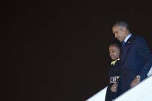 Le président américain et sa fille à l’aéroport de Dakar le 26 juin 2013. © AFP