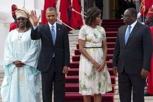 Le couple Obama (au centre) avec Macky Sall et son épouse. © AFP
