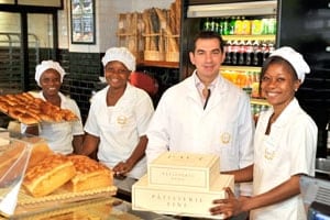 Dans la boulangerie-pâtisserie Paul de Marcory, la première en Afrique subsaharienne. © Nabil Zorkot/JA