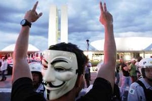 Manifestant narguant des policiers à Brasilia, le 17 juin. © Sipa