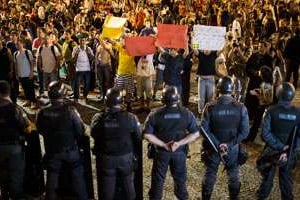 Rio de Janeiro, 24 juin. Manifestants et policiers face à face. © Felipe Dana/AP/Sipa