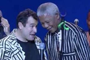 Nelson Mandela sur scène avec Johnny Clegg, en 1999. © Capture d’écran.