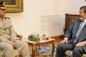 Abdelafatah el-Sisi et Mohamed Morsi, le 13 avril 2012, au Caire. © Présidence égyptienne