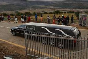 L’arrivée d’un corbillard à Mvezo pour prendre les dépouilles de trois enfants de Nelson Mandela. © AFP