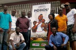 L’équipe du film devant l’affiche de « Pokou, princesse ashanti ». © Aurélie Fontaine, pour J.A.
