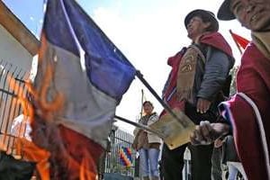 Des manifestants boiviens brûlent le drapeau français. © AFP