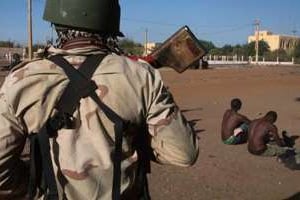 Un soldat malien pendant l’intervention contre les groupes rebelles et jihadistes en février 2013. © AFP