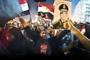 Sur la place Al-Tahir du Caire, le 3 juillet. On brandit le portrait du général Sissi. © Khaled Desouki/AFP