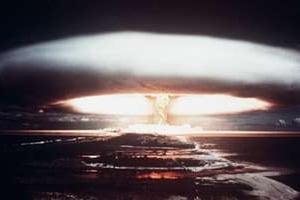 Explosion d’une bombe nucléaire française dans l’atoll de Moruroa, en 1971. © AFP