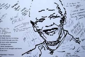Messages de soutien à Madiba sur un mur devant la clinique où il est hospitalisé, à Pretoria. © AFP.