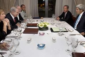 Lors d’un dîner avec le Premier ministre israélien (à g.) le 29 juin à Jérusalem. © Jacquelyn Martin / POOL / AFP