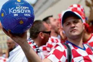 Supporteur croate pendant l’Euro 2012 : « Admettez le Kosovo dans l’UEFA ». © Fabrice Coffrin/AFP