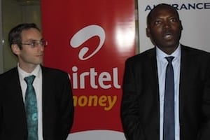 Nicolas Soulié, directeur d’Air France Gabon, et Charles Alexis Boukinda, son homologue chez Airtel Money. © Airtel