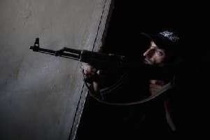 Un rebelle syrien dans la ville d’Alep, le 9 juillet 2013. © AFP/JM Lopez