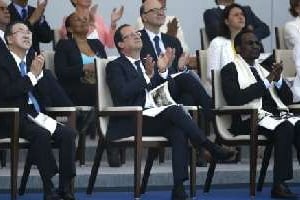 Le président François Hollande et le président malien Dioncounda Traore, aux Champs-Elysées, le © AFP