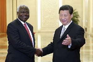 Le président sierra léonais Ernest Koroma et son homologue chinois Xi Jinping à Pékin. DR